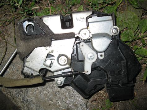 Замок двери Мазда3 — Mazda 3 (1G) BK, 2 л, 2008 года | запчасти | DRIVE2