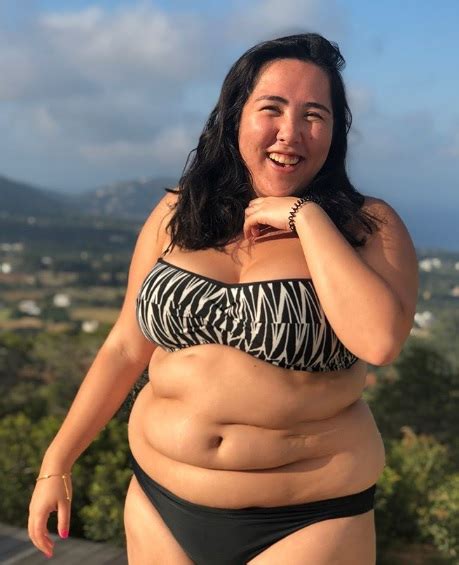 5 Hot Sexy Queenie Queen Bikini Pics