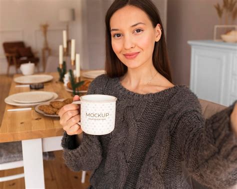 Mujer Sosteniendo Una Maqueta De Taza Blanca Archivo Psd Premium