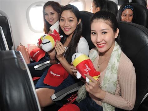 Bikini Vietjet nóng bỏng cùng Hoa Hậu Hoàn Vũ Việt Nam