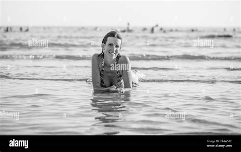 Bikini Badeanzug Tragen Schwarzwei Stockfotos Und Bilder Alamy