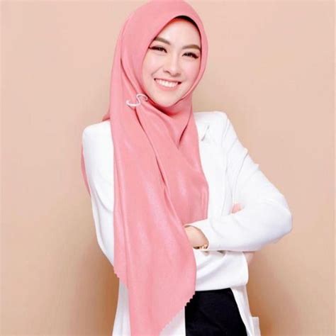 Hot Sexy Shindy Putri Bikini Pics