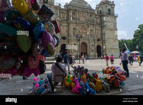 Mexican Balloon Vendor Hi Res Stock Photography And Images Alamy