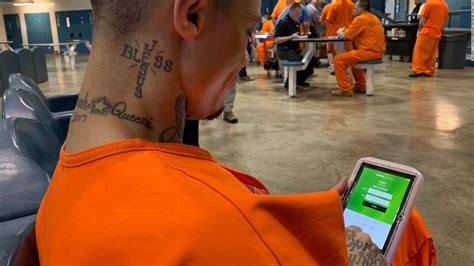 Inmates At Oklahoma Prisons Begin Receiving Computer Tablets Cnn