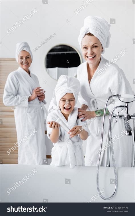 imágenes fotos de stock objetos en D y vectores sobre Lesbian mother daughter shower