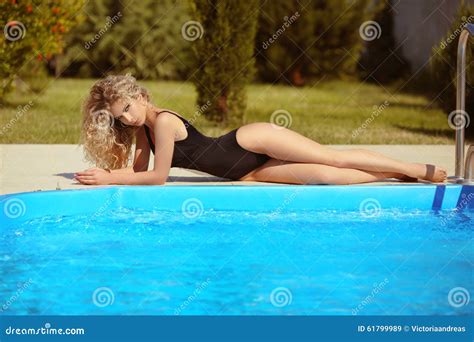 Piernas Modelo Del Bikini Mujer Atractiva Hermosa Con El Pelo Ondulado