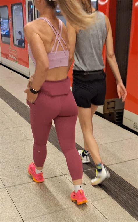 Great Sporty Ass And Legs In Pink Leggings Spandex Leggings Yoga Pants Forum