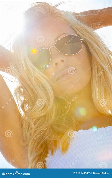 Mooie Blonde Vrouw In Witte Kleding En Zonnebril Bij Strand Stock Afbeelding Image Of Heet