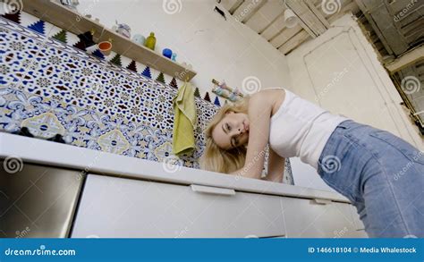 Beau Jeune Femme Dans La Cuisine Action Portrait De Belle Blonde Adorable Avec Le T Shirt Blanc