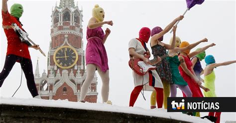 Pussy Riot Presas Por Cantar «virgem Manda O Putin Embora Tvi Notícias