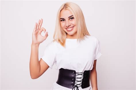 Femme Blonde Souriante Montre Signe Ok Isol Photo Gratuite