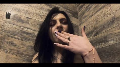 Une belle latina se masturbe en faisant pipi une bombasse de 153 mature sassoit à moitié nue