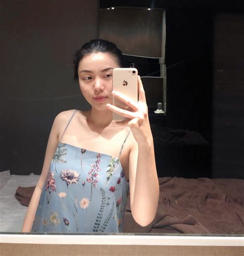 Hình ảnh khác nhau một trời một vực giữa lúc đi chơi và ở nhà của hot girl ÔCAR vn