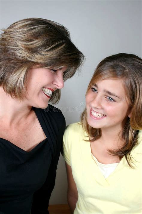 Blonde Mutter Und Tochter Stockbild Bild Von Getrennt