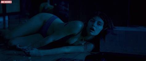 Naked Julia Wieniawa Narkiewicz In All My Friends Are Dead
