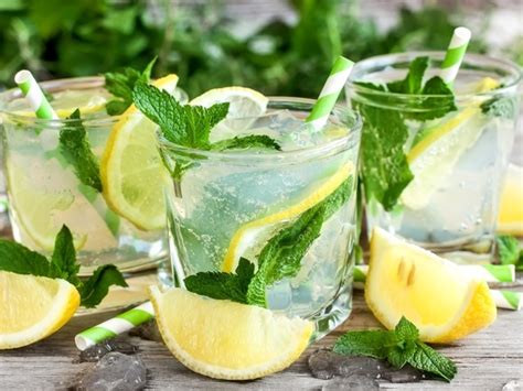 Лимонад с мятой и кусочками лимона в стаканах на столе - обои для ...