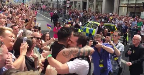 Un Polic A Le Propone Matrimonio A Su Novio Durante El Desfile Del Orgullo Gay En Londres