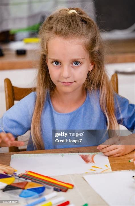 Jeune Fille Peignant À Laide De Marqueurs Et De Crayons Photo Getty