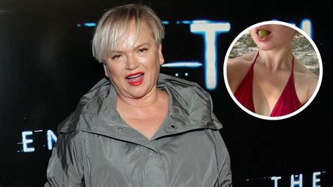 C Rka Katarzyny Figury Pokaza A Si W Kusym Bikini Winogrono W Ustach