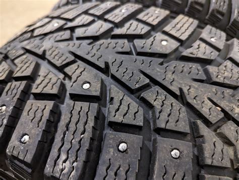 Ensemble de 4 pneus d'occasion Maxxis ArcticTrekker NP3 215/55R16 ...