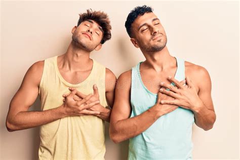 Joven Pareja Gay Con Ropa Informal Sonriendo Con Las Manos En El Pecho Con Los Ojos Cerrados Y