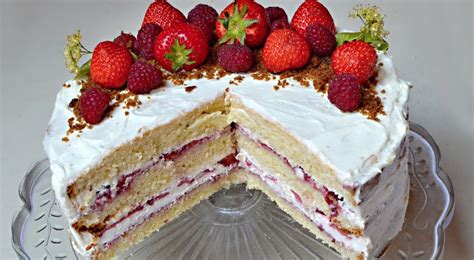 Naked cake dort naháč s mascarpone a jahodami