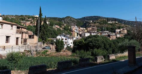 El Peque O Y Pintoresco Pueblo De Huesca Con Habitantes Sobre Un