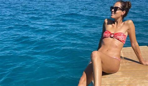 Ana Ivanovic in bikini strega tutti fisico e décolleté da sogno per l ex tennista Foto