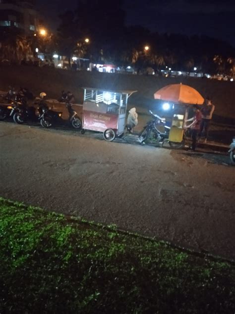 JALAN BUMI SERPONG DAMAI TANGSEL BILA MALAM DIPENUHI OLEH PARA PEDAGANG