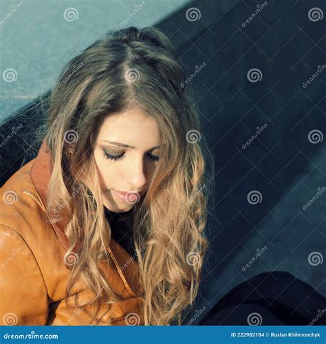 Portrait D Une Belle Femme Blonde Triste Et Triste Aux Cheveux Longs Photo Stock Image Du