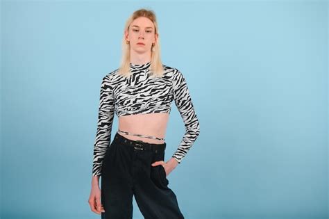 Jovem Transg Nero Lgbt Olhando Para A C Mera Enquanto Posa Isolado Sobre Fundo De Cor Nude