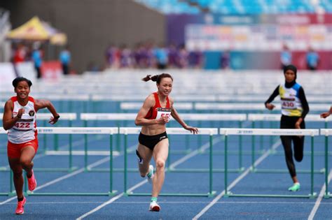 Hot girl điền kinh Mỹ Tiên khóc nức nở khi ẵm luôn HCV SEA Games