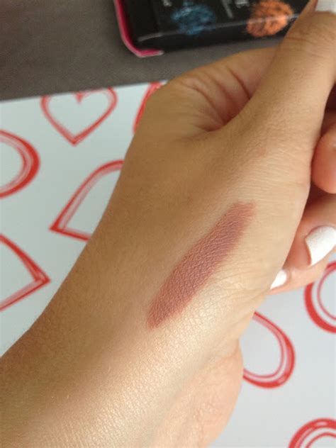 Aylin In Kozmetik G Nl Essence In The Nude Dudak Kalemi