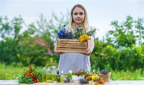 Mujer Con Hierbas Medicinales Y Tinturas Enfoque Selectivo Foto Premium