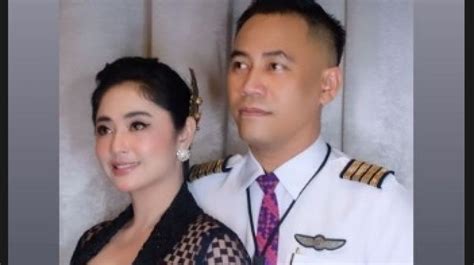 Dewi Perssik Tetap Ngotot Gaji Calon Suaminya Yang Pilot Rp Juta