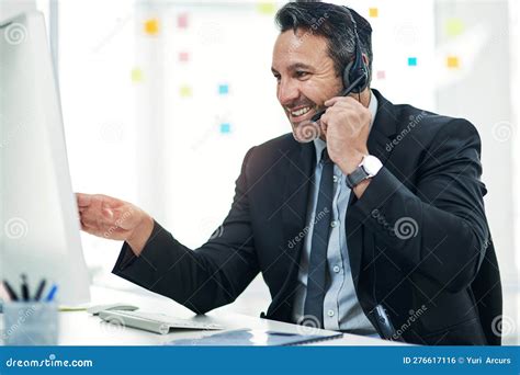 Un Bon Vendeur Sait Comment Satisfaire Les Besoins D Un Client Un Homme D Affaires Mature