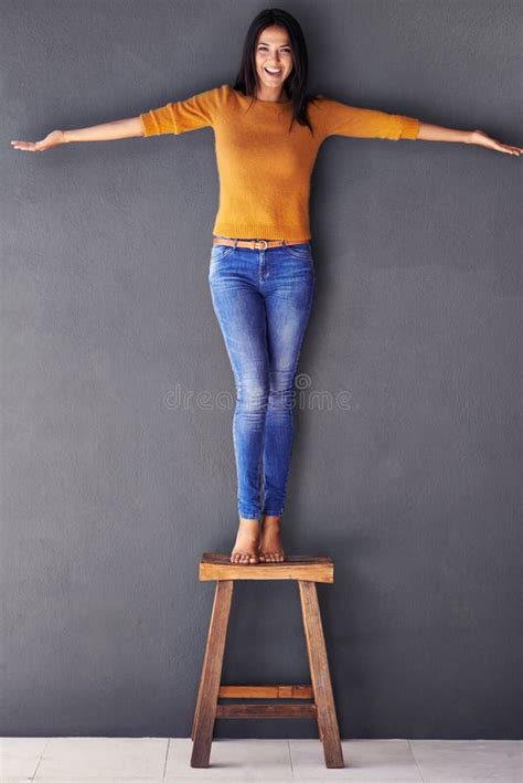 Estilo De Vida Equilibrado Retrato De Una Atractiva Joven Parada En Un