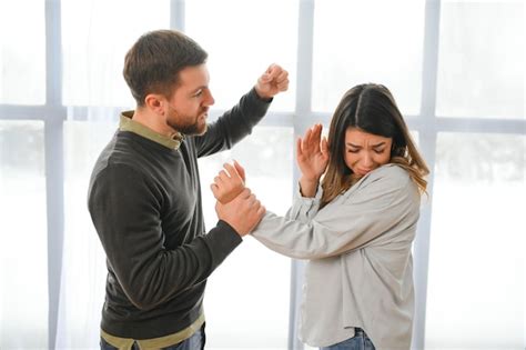 Sonhar Brigando Com A Esposa - Pessoas Brigando Imagens – Download Grátis no Freepik