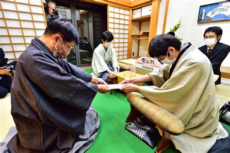 中日新聞 東京新聞 将棋【公式】 On Twitter 藤井聡太竜王に広瀬章人八段が挑んでいる竜王戦七番勝負の第4局は、後手番の広瀬八段が