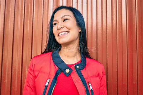Jovem Latina Sorrindo Feliz Inclinada Na Parede Da Cidade Imagem De Stock Imagem De Moderno