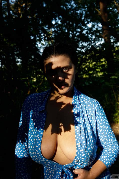 Sweet Babe Vyeta Mustafina Pulls Out Her Big Boobs In Nature 15 Photos