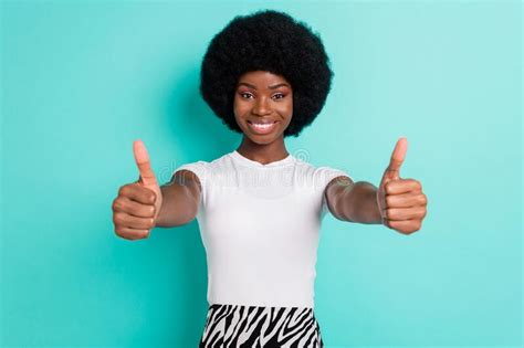 Foto De Hooray Short Hairdo Brunette Jovencita Show Thumb Up Use Camiseta Blanca Aislada En