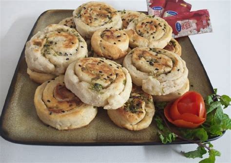 Garlic bread rolls Recipe by Madiha Ali - Cookpad