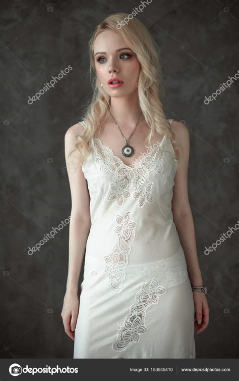 Senhora Sexy Bonita Em Lingerie Branca Elegante Vestindo V U De Casamento Retrato Da Menina