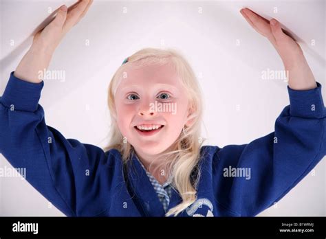 Kleine Blonde Behaarte Schulm Dchen Strecken Ihre Arme Bis Ber Den Kopf Vor Einem Wei En