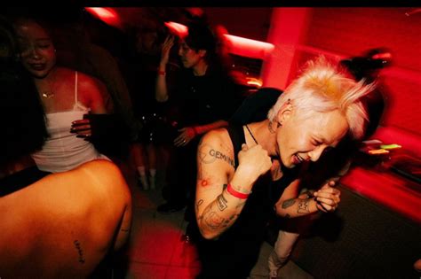 Nữ ca sĩ hot hàng đầu bị ném đá tơi bời vì bức ảnh chụp với NE