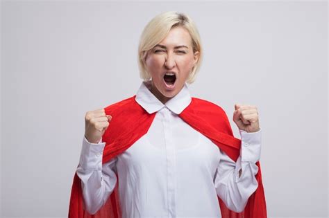 Joyeuse Femme De Super H Ros Blonde D Ge Moyen En Cape Rouge Faisant Oui Les Yeux Pliss S Geste