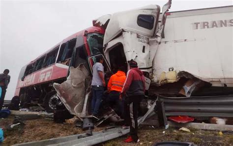 Un muerto y 9 heridos por choque entre autobuses y tráiler con