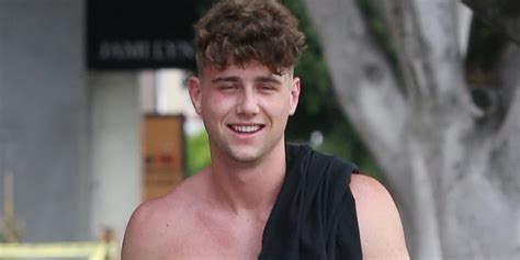 Too Hot To Handles Harry Jowsey Is All Smiles Shirtless After Announcing Francesca Farago Split