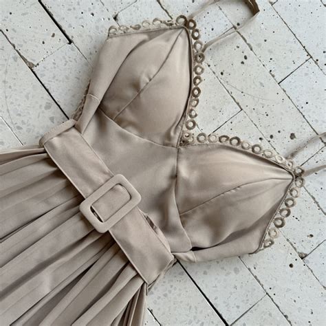 Vestido Plissado Cinto E Gripier No Decote Nude Dondoca Moda Feminina